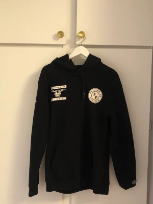 Hoodie med tryck - Säljer pga kommer inte till användning 