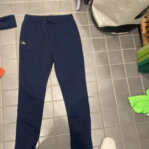 Lacoste mjukisbyxor - Oanvända  För små