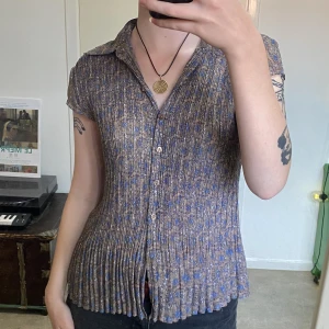 Blus - Blus köpt secondhand i gott skick förutom en knapp som saknas längst ner. 