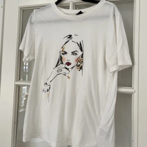 T-shirt från Gina Tricot  - Härlig & fin tröja från Gina Tricot i storleken S ❣️Pris kan diskuteras. Alla kläder kommer självklart tvättas en extra gång innan leverans📦