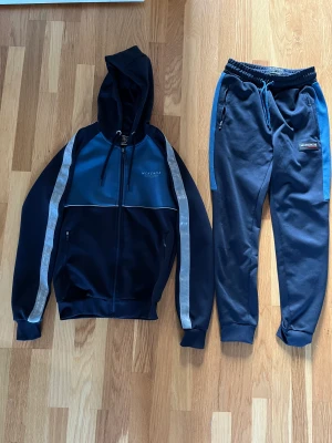 Mckenzie set - Hej säljer mitt Mckenzie set. Tröjan storlek S byxorna storlek M. Båda plaggen är 10/10 i skick. Köptes på jd sport men har inte kvar kvittot.