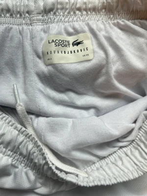 Lacoste byxor - Lacoste byxor i storlek XS men kan även passa dig som har S. Byxorna är i mycket bra skick då jag använt dom alltemellanåt . Meddela gärna för mer bilder/videos.