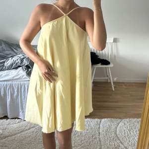 Gul superfin klänning från Melissa Bentsen x NA-KD. Justerbara band i ryggen så man kan spänna åt så den passar ditt önskemål.  Nypris 549, den är endast använd en gång! 💛