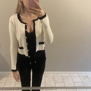 Söt kofta från Zara - ⚠️kolla min profil, jag har både 3 för 2 och skickar ett av de plaggen som ligger under ”gratis” om man köper ngt av mig⚠️ så så söt kofta från Zara jag köpt second hand men aldrig använt själv ❤️ 140kr 