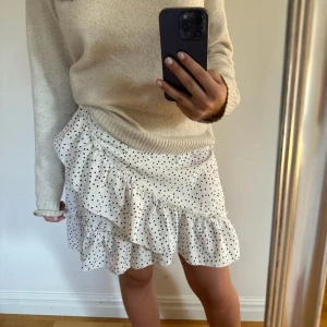 Prickig kjol💘 - 💥Rensar garderoben💥 Säljer min gulliga kjol med en volang på från Shein. Nypris: 99 kr⭐ Kjolen är vit med små svarta prickar och en dragkedja där bak så att det blir lätt att sätta på sig! Använd 4 gånger så bra skick💘🤗