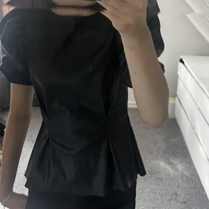 fake skinn tröja från gina tricot  - köpt för något år sen men aldrig hittat någon användning för den, puffärm & figursydd😍