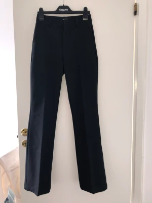Vilma kostymbyxa - ”Vilma kostymbyxa” från bikbok i storlek 34. Lätt utsvängda ben med pressveck. Nypris 499kr.
