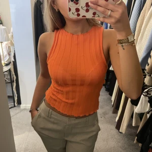 Supersnygg topp från Zara - Supersnygg orange topp från zara som är lite genomskinlig så supersnyggt att ha en brallete under 🥰