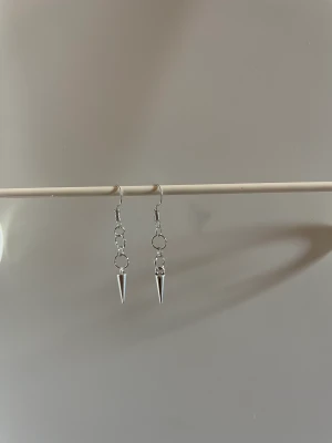 Handgjorda örhänge  - Le clou🤍 Säljer dessa så finna handgjorda örhänge 