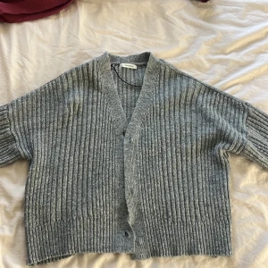 Grå kofta - Stickad grå kofta me knappar som tyvärr är borta  Men lika fin ändå  Passar bra till ett par svarta byxor me en vitt lind Från chiquelle