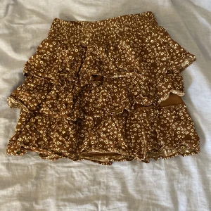 Volangkjol - Söt volangkjol från Lindex, köpt för 250, knappt använd. Säljer för den inte kommer till användning pris kan diskuteras vid snabb affär❤️