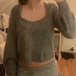 Stickad långärmad tröja - Säljer denna långärmade tröja från H&M i bra skick, storlek M! Så mysigt material och perfekt inför höst.