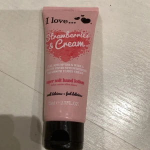 Handkräm strawberries & Cream - Oanvänd handkräm! luktar jätte gott❤️frakt ingår!