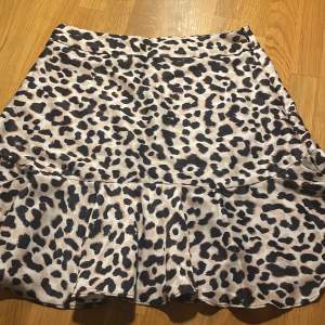  En leopard färgad kjol i storlek 36 från Amisu med dragkedja på sidan 