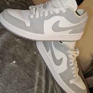 Jordan 1 low wolf grey  - Använda en gång köpta från jd sports, har ej kvitto eller box kvar