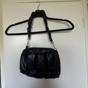 Väska  - Väska som aldrig kommit till användning, pris: 40 kr, köparen står för frakten.