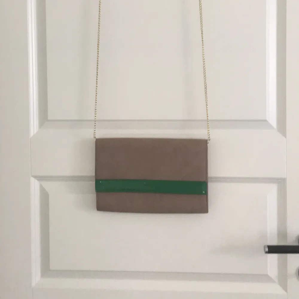 Brun och grön handväska med guld kedja. Aldrig använt . Väskor.