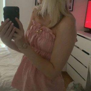 Rosa söt topp - En rosa söt topp/blus. Väldigt skön o fin. Passar som en s men även som xs. Säljer för har ingen användning längre.