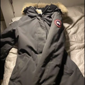 Canada goose jacka - canada goose parka i bra skick strl xs pris kan diskuteras vid snabbaffär 