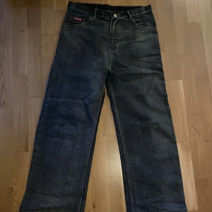Vintage jeans med bakfickor - Snygga vintage jeans med grymma bakfickor, används ett par gånger men är i praktiskt sätt i nyskick. inte säkert hur den är i storleken men passar mig som är 170cm och rätt så smal, speciellt om jag använder ett skärp