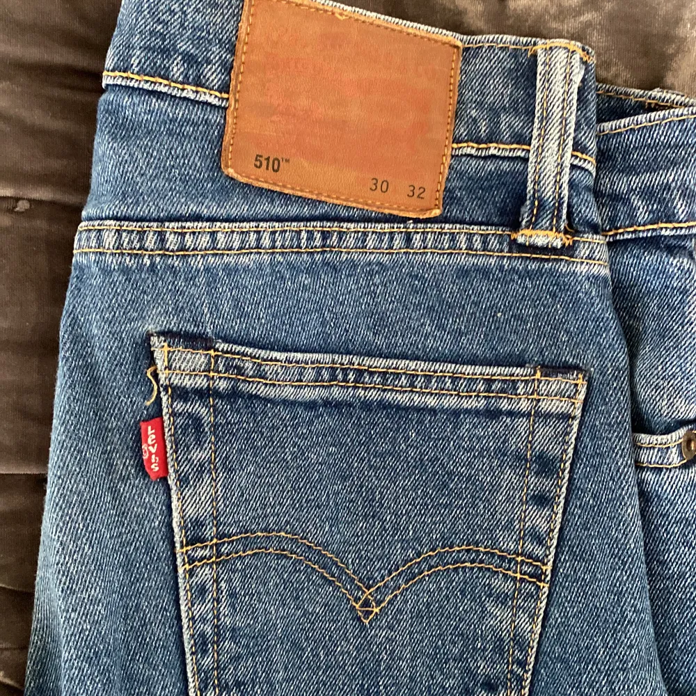 Levis jeans i mellanblåtvätt, modell 510❣️. Jeans & Byxor.