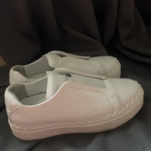 Vita sneakers  - Snygga skor som används fåtal gånger, storlek 38-39❤️