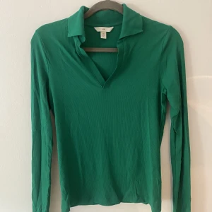 Tröja - Tröja med krage från H&M.  Använd 1 gång. 