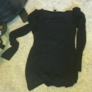 Svart klänning  - Svart klänning stolek S