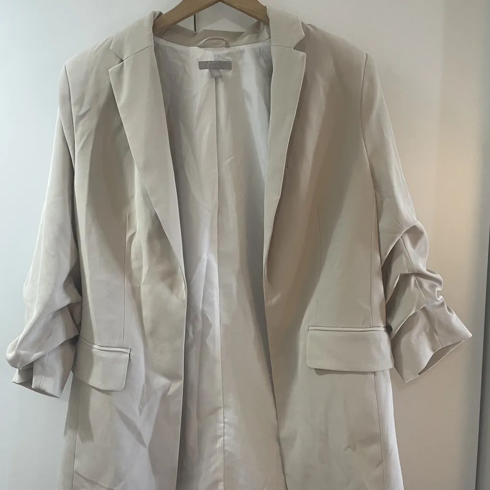 En beige kostym jacka som har använts några gånger, är ifrån hm och är en bra val för hösten🍂🧥☺️. Kostymer.