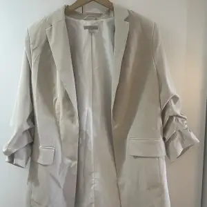 En beige kostym jacka som har använts några gånger, är ifrån hm och är en bra val för hösten🍂🧥☺️