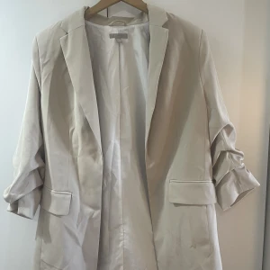 Kostym jacka  - En beige kostym jacka som har använts några gånger, är ifrån hm och är en bra val för hösten🍂🧥☺️
