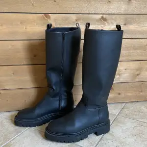 Säljer dessa svarta höga boots/stövlar då jag bara använt de 1 gång. De är så gott som nya. Kontakta vid intresse eller fler bilder!
