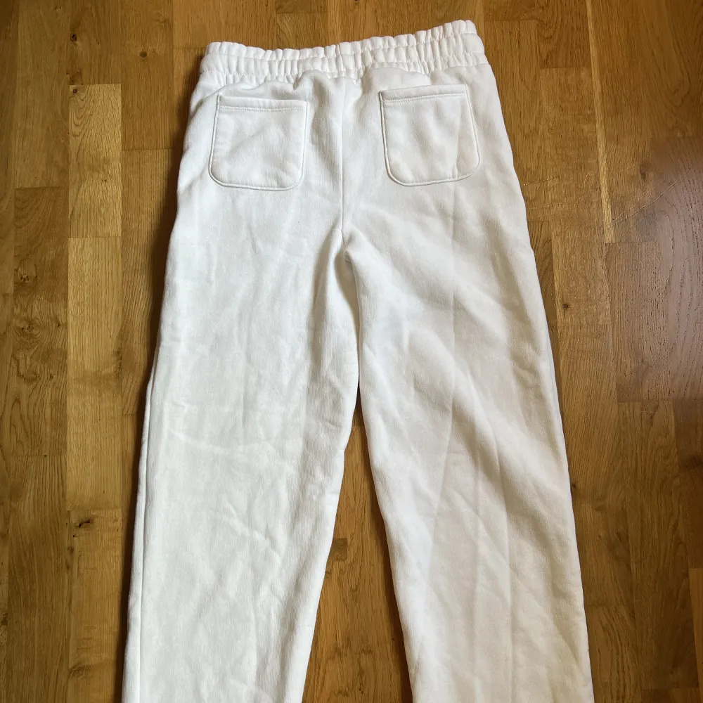 Vita low waist mjukis byxor från Lager 157 Endast testade Storlek S. Jeans & Byxor.