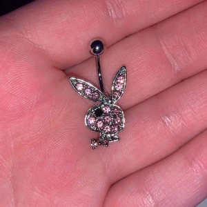PLAYBOY NAVELPIERCING  - playboy navelpiercing, helt oanvänd💗