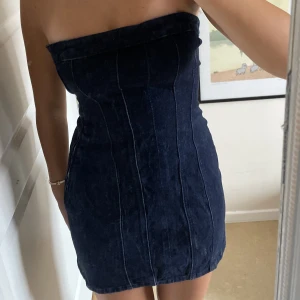 Jeansklänning - Jeansklänning från zara, fint skick endast använd en gång.