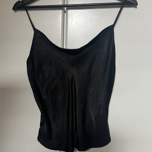 Zara topp - Super snygg fest topp från zara med knappar på ryggen och justerbara band. Storlek xs och köpt för 350kr