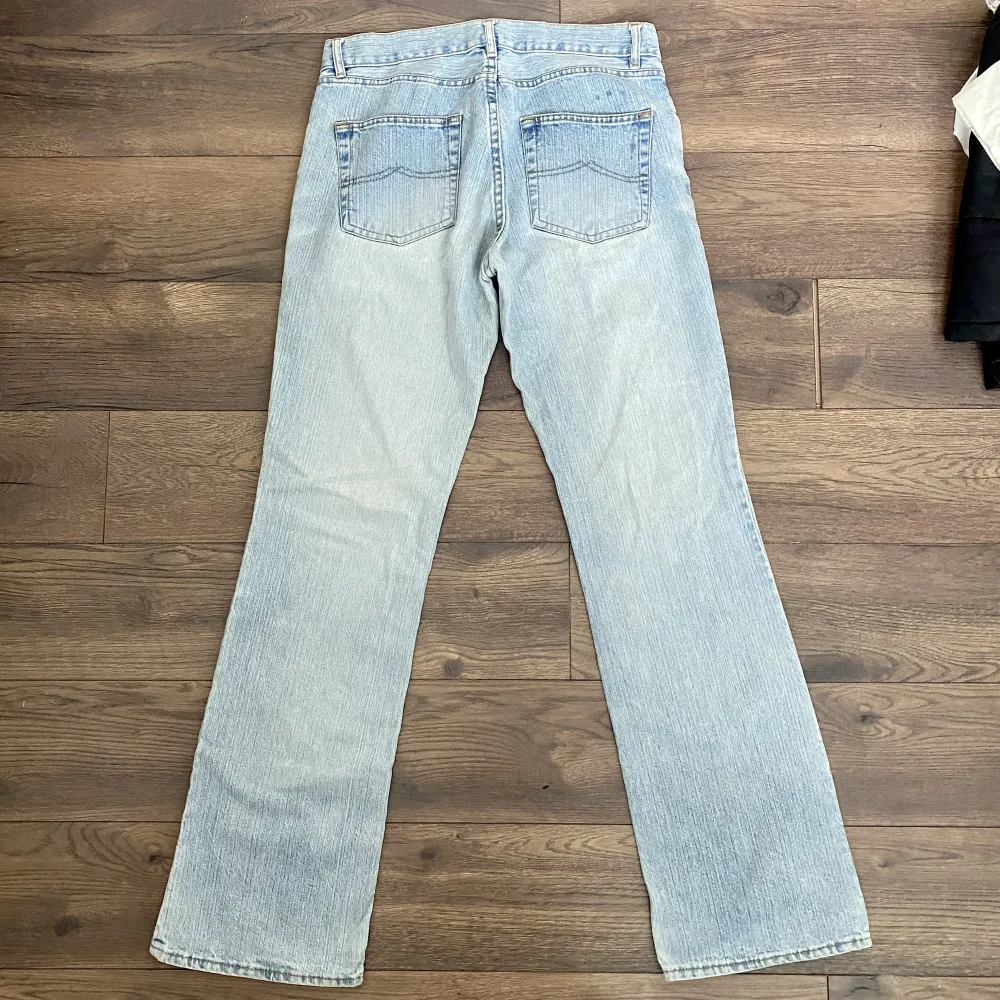 Säljer ett par lågmidjade bootcut jeans. Tyvärr för små på mig sitter bra på någon i strl 36/s. Har en liten liten fläck vid benet som jag kan skicka bild på vid intresse.👖🦋. Jeans & Byxor.
