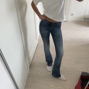 Bootcut jeans  - Så sjukt snygga bootcut jeans från crocker i storlek 26x36, jag har normalt xs/s och är 175💕