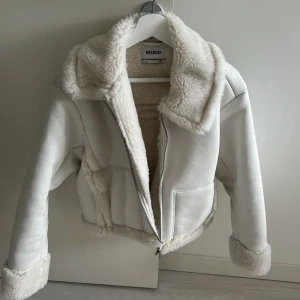 Vinter jacka med päls - Jätte fin vinterjacka som jag har köpt här på Plick, men som tyvärr var för stor för min smak. Är i bra skick utan några skador alls! Använd gärna ”köp nu”🤍