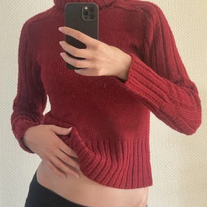 Röd stickad tröja -  Super mysig stickad tröja, perfekt nu till höst o vinter! Jättevarm o skön, älskar men måste tyvärr göra mig av den ;( Storlek M, men passar även XS-L beroende på hur man vill att den ska sitta! Skriv vid frågor eller om du vill diskutera pris :)