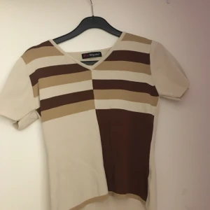 Vintage tröja - Säljer min tröja med beige, brun och vit färg. Storleken är i S och väldigt vintage.