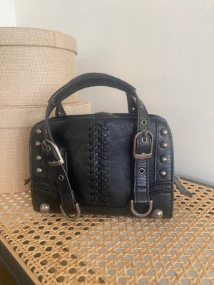 Väska  - En super fin väska från zara, nästan helt oanvänd. Kommer ett långt band till också! 