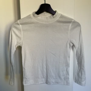 Vit långärmad  - Aldrig använd. Liten i storlek 