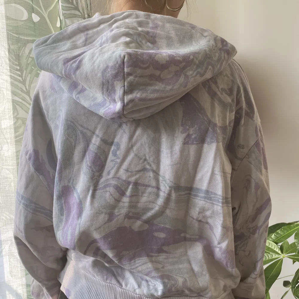 Superfin hoodie med ljuslila-grått marmor-mönster. Använd men bra skick💜. Hoodies.