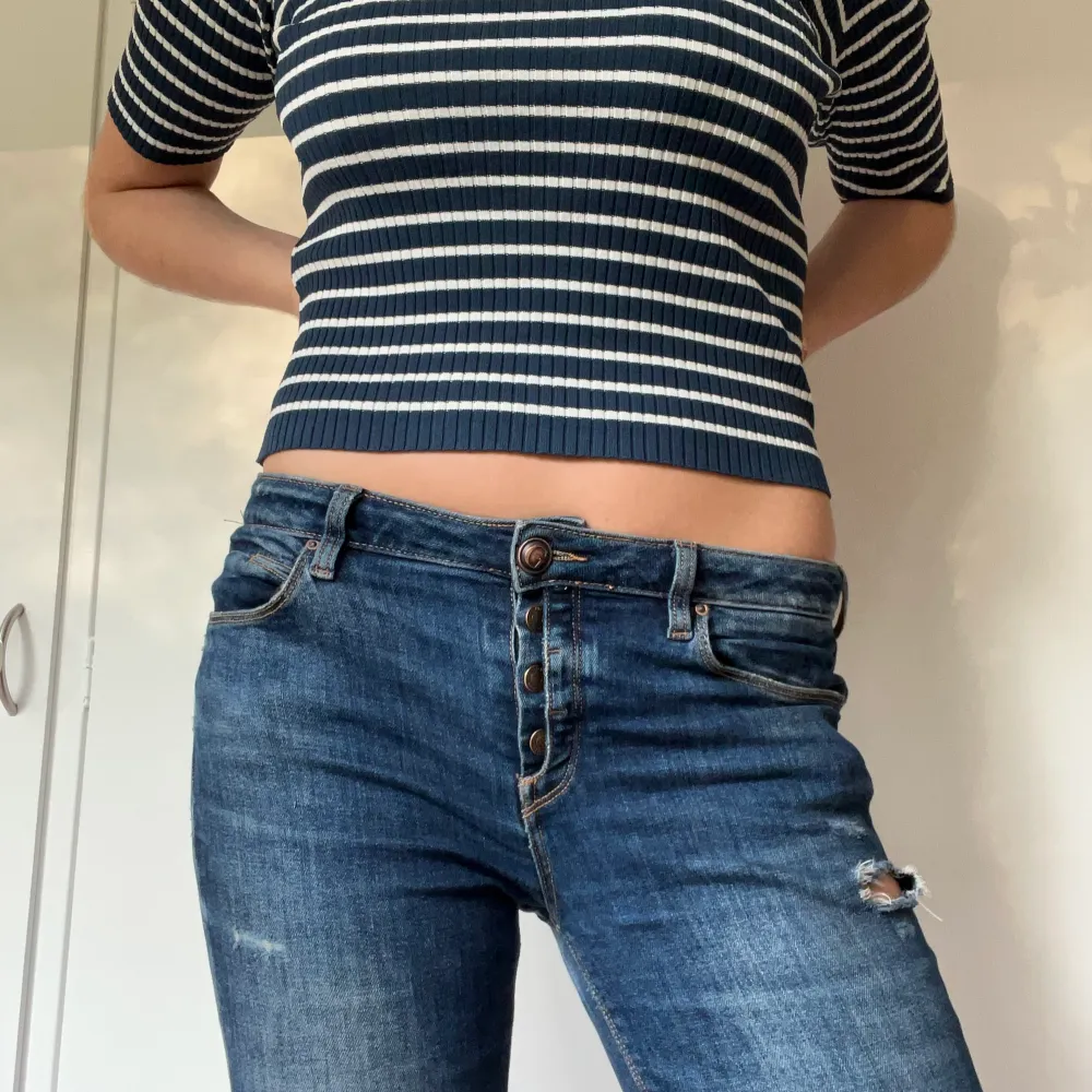 Lågmidjade jeans från Guess med fina detaljer på fickorna! Nypris ca 1400kr. Jeans & Byxor.