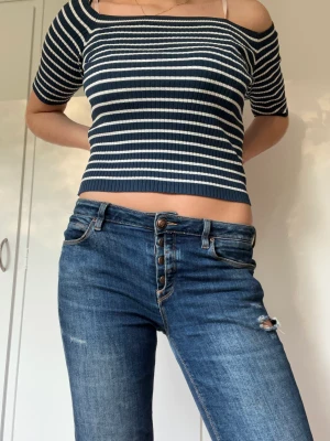 Lågmidjade jeans  - Lågmidjade jeans från Guess med fina detaljer på fickorna! Nypris ca 1400kr