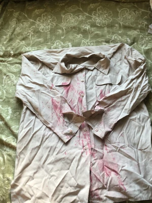 Beige shorta med fake blod på - En beige shorta med extremt mycket fake blod på. använd fåtal gånger och är gjord för halloween.