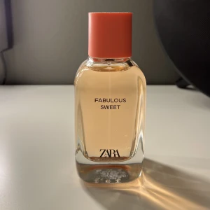 Zaraparfym - Supergod parfym från zara. Säljer då den tyvärr aldrig kommer till användning. Använd max fem gånger. 100ml💕