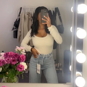 Oanvända jeans  - Helt oanvända Jeans från zara i storlek 32 det är high rise straight jeans