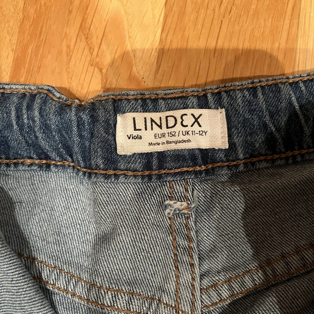 Väldigt sköna baggy jeans från Lindex. Säljer för att de har blivit korta och inte kommit till användning.. Jeans & Byxor.